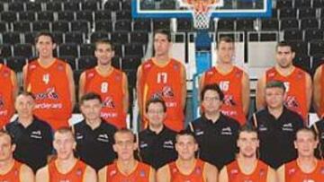 <b>LOS 15 DE PESQUERA. </b>En la fila de arriba: Navarro, Rudy, Calderón, Vidal, Sergio, Cabezas e Iturbe. Abajo: Garbajosa, Jiménez, Vázquez, De Miguel, Reyes, Miralles, Bueno y Mumbrú.