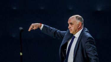 GRAF3148. MADRID, 10/12/2020.- El entrenador del Real Madrid Pablo Laso da instrucciones durante el partido de la EuroLiga que disputan ante el Zenit San Petersburgo, hoy miércoles en el Wizink Center, en Madrid. EFE/JuanJo Martín