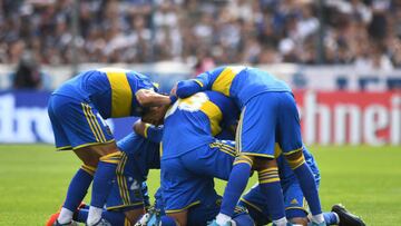 LA PLATA, ARGENTINA - OCTOBER 20: Frank Fabra of Boca Juniors celebrates with teammates after scoring the first goal of his team during a match between Gimnasia y Esgrima La Plata and Boca Juniors as part of Liga Profesional 2022 at Estadio Juan Carlos Zerillo on October 20, 2022 in La Plata, Argentina. The match is held after being suspended on October 06 at 9 minutes of play due to serious clashes between police and supporters originated outside of the stadium. (Photo by Rodrigo Valle/Getty Images)