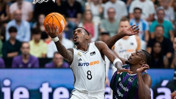 Xavier Rathan-Mayes, escolta del Real Madrid, lanza durante la final de la Supercopa Endesa 2024 frente a Yankuba Sima, pívot del Unicaja.