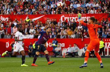 El jugador del Barcelona, Luis Suárez, marca el definitivo 2-4 al Sevilla. 