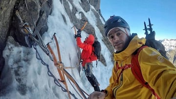 Los hermanos Pou, escaladores y alpinistas, escalando una pared con hielo.