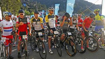 Javier Gómez Noya durante la salida de la prueba ciclista Gran Fondo Ézaro.