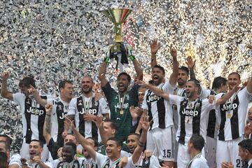 En la foto, levanta el trofeo de la liga italiana.