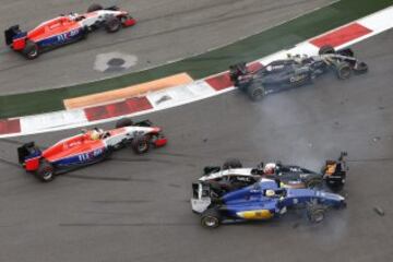 Nico Hulkenberg ha hecho un trompo según ha trazado la segunda curva, ha tocado a Max Verstappen que ha podido reanudar; sin embargo ha estorbado al Sauber de Marcus Ericsson que no ha podido esquivarle.
Los monoplazas de Nico Hulkenberg y Marcus Ericsson se tocan.