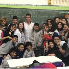 Marcelo Gallardo visitó la escuela de su infancia en Merlo, 30 años después, e inauguró una biblioteca a pura emoción