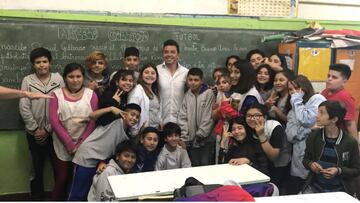 El Muñeco compartió la tarde con los alumnos, en Merlo. Recordó anécdotas de cuando era chico y se emocionó hasta las lágrimas.