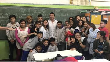 El Mu&ntilde;eco comparti&oacute; la tarde con los alumnos, en Merlo. Record&oacute; an&eacute;cdotas de cuando era chico y se emocion&oacute; hasta las l&aacute;grimas.