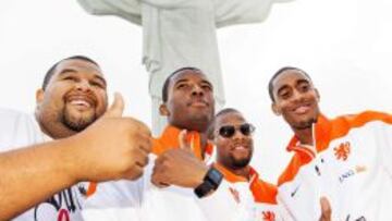 Los jugadores de Holanda están aprovechando las horas muertas entre sesión y sesión preparatoria para hacer un poco de turismo. Algunos bajaron a la playa de Ipanema, justo enfrente de su hotel, entre una gran expectación, y otros, como Wijnaldum, Vorm y Leroy Fer, se marcharon al Cristo Redentor junto a varios compañeros más para visitar el lugar.