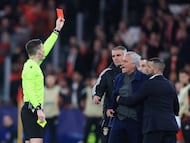 El árbitro frqancés, Francois Letexier, muestra la cartulina roja a José Mourinho.