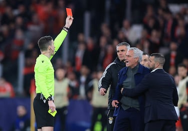 El árbitro frqancés, Francois Letexier, muestra la cartulina roja a José Mourinho.