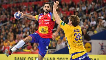 Raúl Entrerrios lanza ante Jesper Nielsen durante la final del Europeo de Balonmano entre España y Suecia.