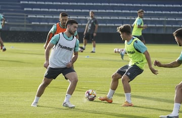 Ramón va entrando con el grupo.