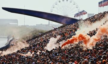 Seguidores de Max Verstappen disfrutando del Gran Premio de Países Bajos. 