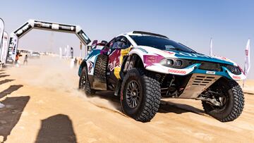 Nasser Al Attyiah y Edouard Boulanger durante la Etapa 1 del Abu Dhabi Desert Challenge  2024