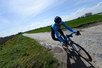 Los ciclistas del equipo Movistar, con Landa, Valverde y Quintana a la cabeza, reconocieron la etapa 9 del Tour de Francia que tendrá 15 tramos de adoquines.