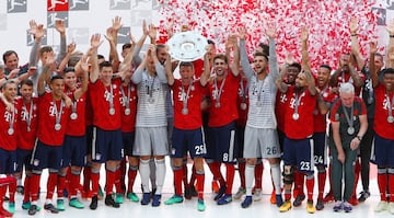 Con trofeo y cerveza en mano Bayern y James celebran el título