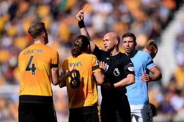 El defensor irlandés del Wolverhampton Wanderers, Nathan Collins, ha realizado una entrada sobre Jack Grealish durante el encuentro de hoy que le ha costado la roja directa.