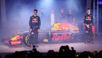 Ricciardo y Kvyat, junto al coche con los nuevos colores.