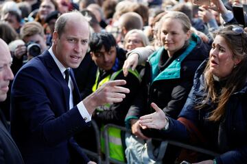 El Rey Carlos III y el Príncipe de Gales visitan por sorpresa a la gente que hace cola para entrar a la capilla ardiente de la reina Isabel II. A su llegada han sido aclamados por las personas que llevan horas esperando.