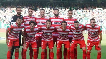 Alineación del Granada en el Villamarín.