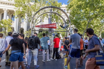 AS celebró la última etapa de La Vuelta 2024 con varias actividades en la ‘fan zone’. El público pudo montarse en un looping o participar en una competición de bicicletas estáticas y  poner a prueba sus conocimientos sobre La Vuelta con un juego de preguntas.