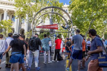 AS celebró la última etapa de La Vuelta 2024 con varias actividades en la ‘fan zone’. El público pudo montarse en un looping o participar en una competición de bicicletas estáticas y  poner a prueba sus conocimientos sobre La Vuelta con un juego de preguntas.