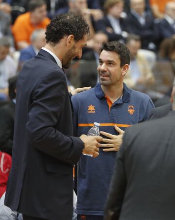Jorge Garbajosa, presidente de la Federación española de baloncesto, junto a Rafa Martínez, capitan del Valencia Basket.