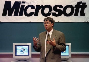 Microsoft Chairman Bill Gates addresses the participants of a computer camp at Carleton University in Ottawa July 28. Gates answered questions from the members of the camp and members of the media. - PBEAHUNCRBS