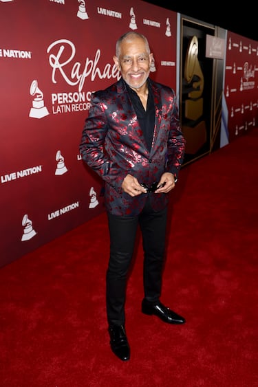 Néstor Torres posa en la alfombra roja de la gala 'Persona del Año' de los Latin Grammy 2025.