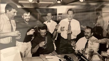 Alfonso Azuara con un espray en el Bernab¨¦u