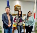 La cónsul chilena en Japón recibe así a una campeona y enciende el debate en redes por su vestimenta