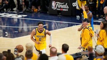 Tyrese Haliburton celebra una canasta durante el tercer partido de las Finales.