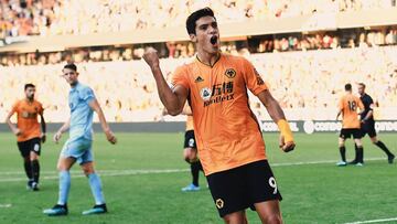 El delantero mexicano tiene 24 anotaciones con el club inglés, colaborando con un tanto cada 174 minutos.