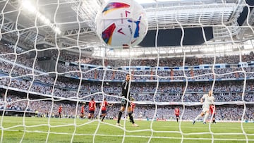 MADRID, 07/10/2023.- Momento del gol marcado por el centrocampista del Real Madrid Jude Bellingham ante el Osasuna durante el partido de Liga EA Sports que el Real Madrid y el Osasuna disputan este sábado en el estadio Santiago Bernabéu de Madrid. EFE/Rodrigo Jiménez