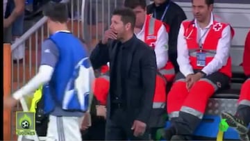 Simeone se dirigi&oacute; a Morata mientras calentaba.