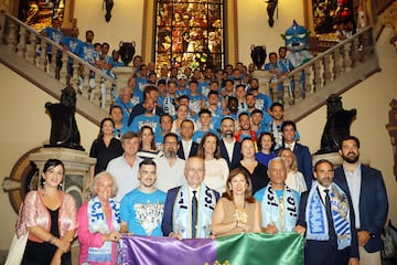 Los jugadores del Málaga posan con el alcalde, Francisco de la Torre Prados, en el ayuntamiento de la capital andaluza.