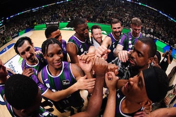 Los jugadores del Unicaja Baloncesto celebran la victoria ante el FC Barcelona Basket.