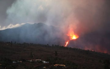 Las autoridades han mantenido a unas 3.500 personas confinadas hasta la por la nube tóxica generada por el contacto de la colada con una cementera. Según el último informe del Instituto Geográfico Nacional, se han registrado un total de 64 movimientos sísmicos en la zona de La Palma, de los cuales seis se hicieron notar en la localidad insular
