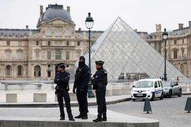 What have the Louvre robbers done with the stolen jewels, and where might they be now?