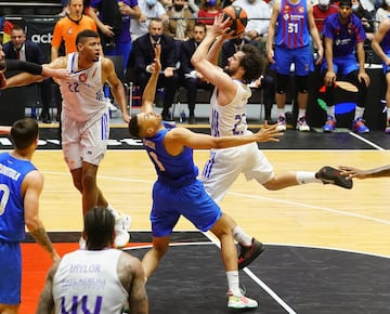 Sergio Llull tira a canasta. 