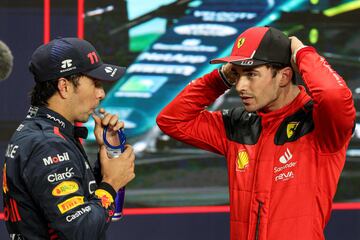 El piloto mexicano Sergio Pérez charla con el monegasco Charles Leclerc tras la finalización de la clasificación. 
 