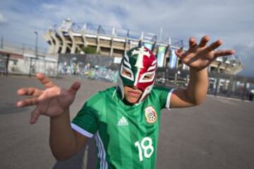 Así vivió la gente el encuentro de eliminatoria mundialista entre la selección mexicana y su similar de Honduras en el Estadio Azteca.