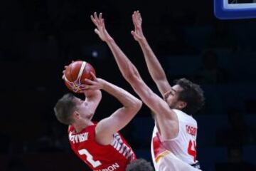 El pívot español Pau Gasol (d) y el escolta polaco Adam Waczynski (i) durante el partido de octavos de final del Europeo 2015 entre las selecciones de España y Polonia, celebrado en el estadio Pierre Mauroy de la localidad francesa de Lille.