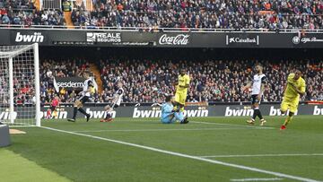 Carlos Bacca marc&oacute; en Mestalla. 