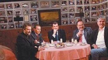 <b>TESTIGO DE EXCEPCIÓN</b>. Don Emilio, padre del Buitre, quiso participar en el homenaje a su hijo. Julio César Iglesias, Alfonso Villar, Alfredo Relaño y Siro López no se lo perdieron.