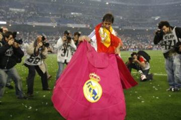 Raúl celebrando con un capote de torero el título de liga de la temporada 06/07