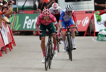 Rigoberto Urán ganando la etapa de hoy. 
 