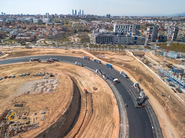 Su construcción requirió un gran despliegue técnico y humano, con más de 80 personas implicadas y dos extendedoras de última generación para garantizar la precisión del peralte.