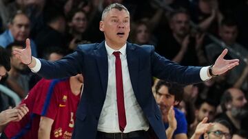 BARCELONA, 05/01/2023.- El técnico lituano del FC Barcelona, Saras Jasikevicius, durante el encuentro correspondiente a la fase regular de la Euroliga que disputan hoy jueves frente a Virtus de Bolonia en el Palau Blaugrana de Barcelona. EFE/ Enric Fontcuberta.